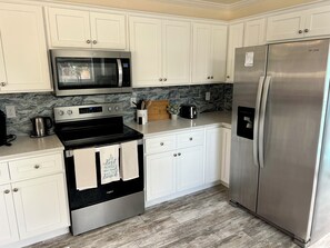 Een koelkast, een microgolfoven, een oven, een kookplaat