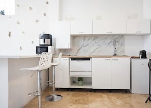 Réfrigérateur, micro-ondes, four, plaque de cuisson