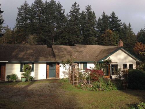 Charming 2 bedroom cottage for rent July & August near Ganges. 3 night minimum.