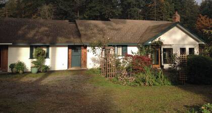 Charming 2 bedroom cottage for rent July & August near Ganges. 3 night minimum.