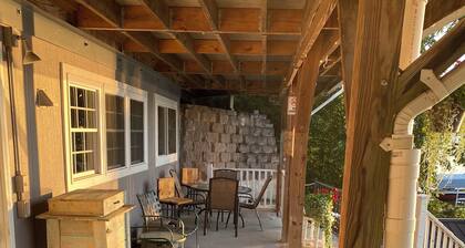 Cozy apartment on Keuka Lake, close to Keuka College, wineries and breweries.