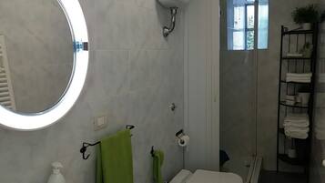 Dusche, Haartrockner, Bidet, Handtücher