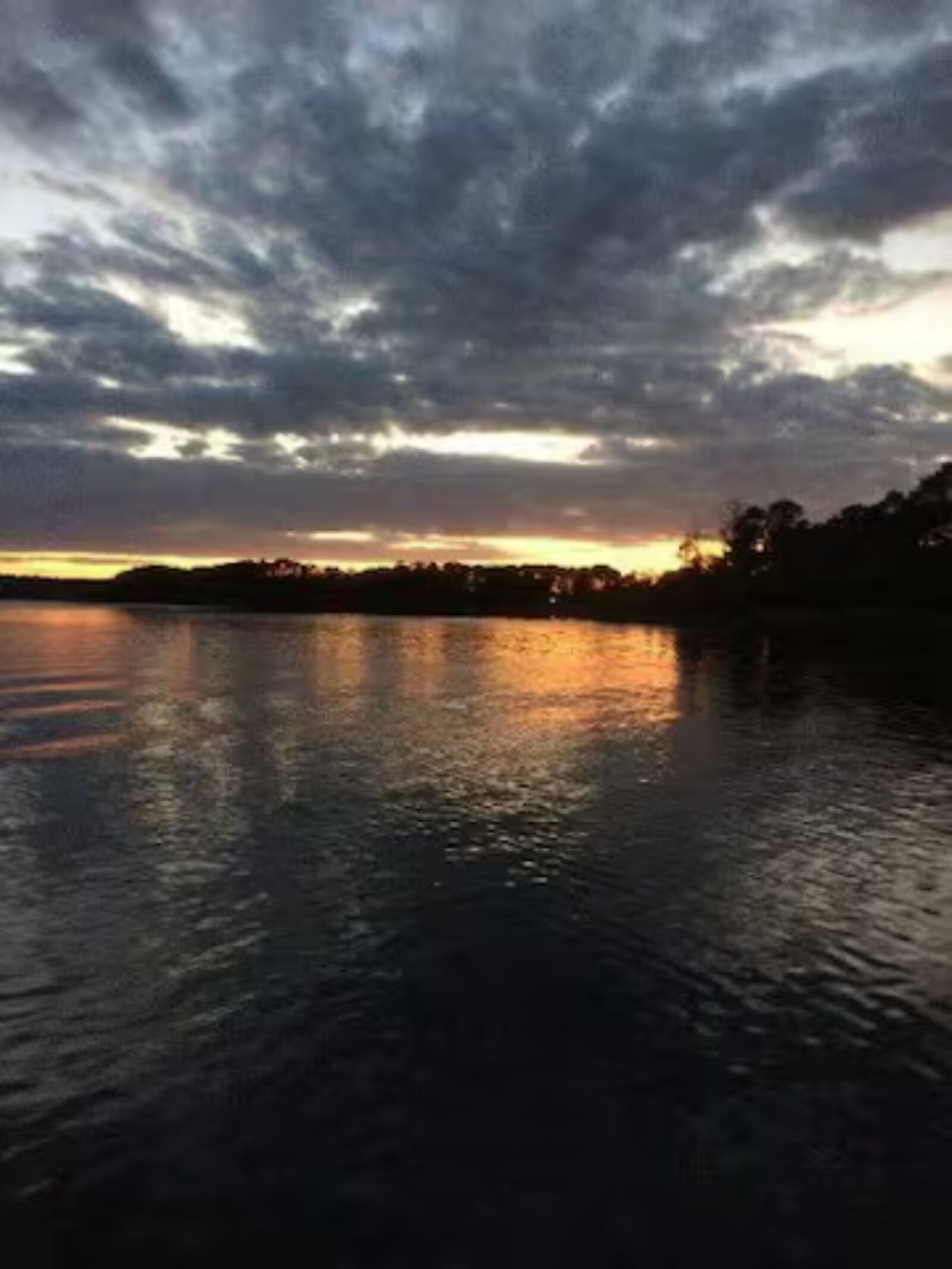 Une étendue d'eau qui reflète le ciel au coucher du soleil.