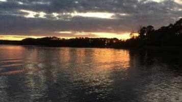 Une étendue d'eau qui reflète le ciel au coucher du soleil.