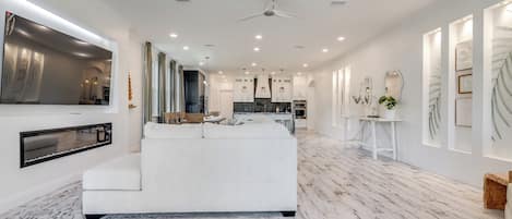 智能电视、壁炉、电子游戏、书