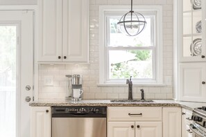 Fridge, microwave, oven, stovetop - Historic Annapolis Home! (Annapolis)