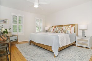 2 Schlafzimmer, Schreibtisch, Bügeleisen/Bügelbrett, Reisekinderbett