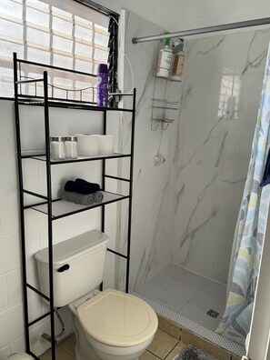 Toallas, jabón, shampoo, papel de baño