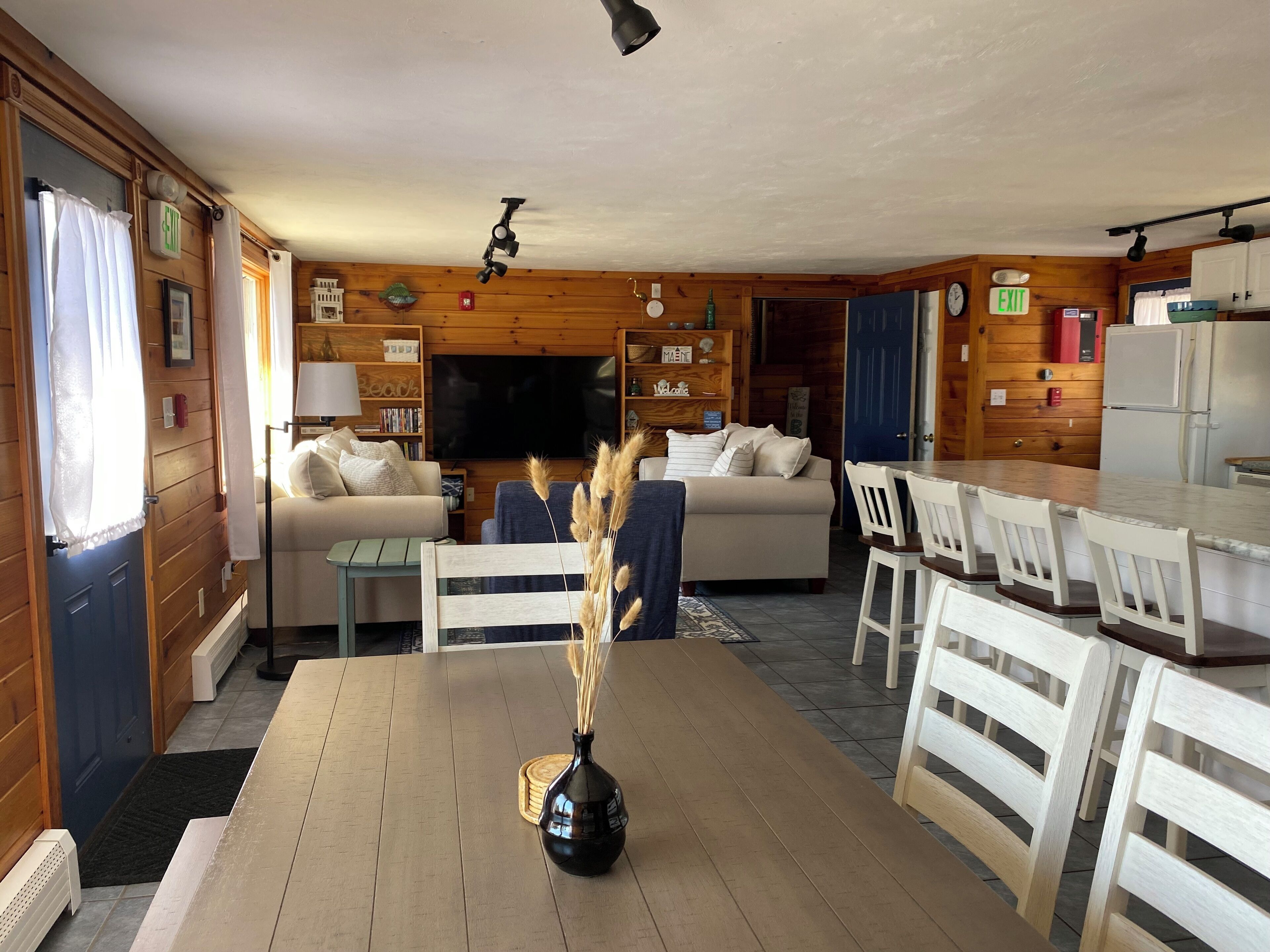 Cozy home centrally located to beaches, restaurants and shopping.