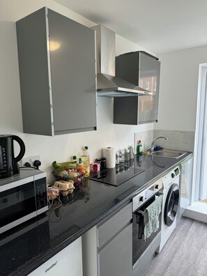 Private kitchen - Executive studio in London close to Airports and good transport system links. (London)