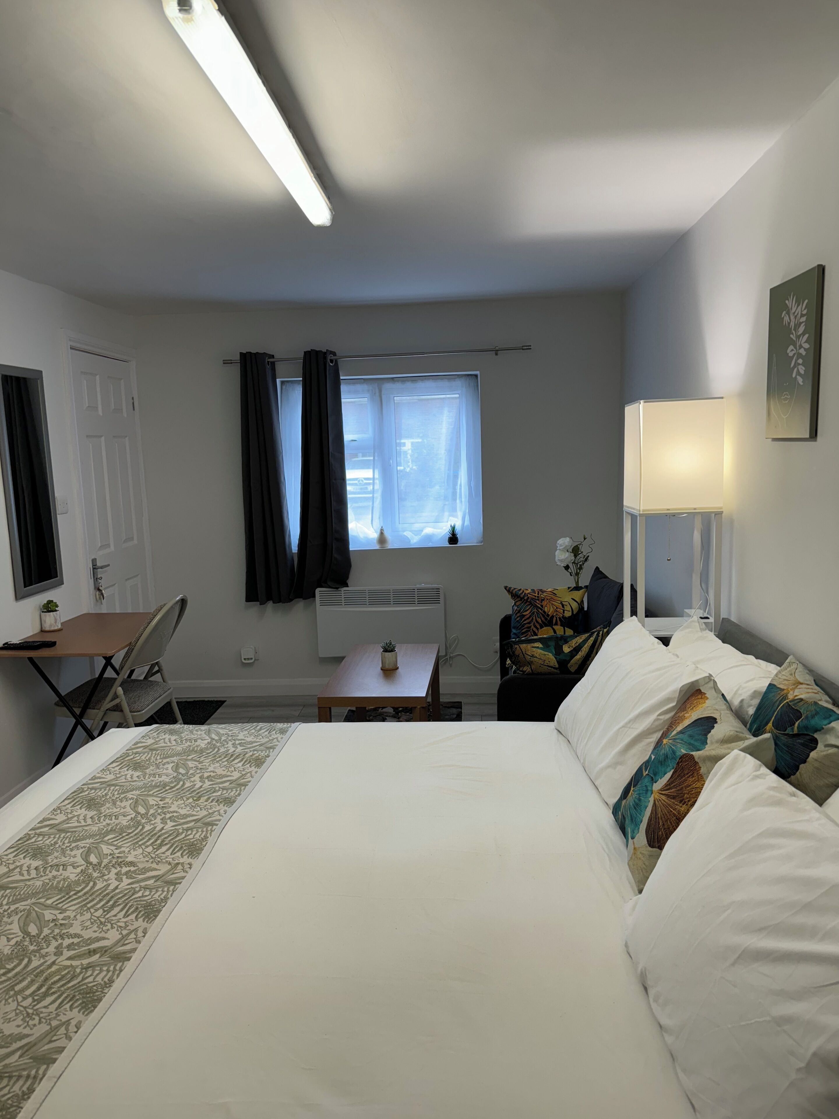 1 habitación, tabla de planchar con plancha, wifi y ropa de cama 
