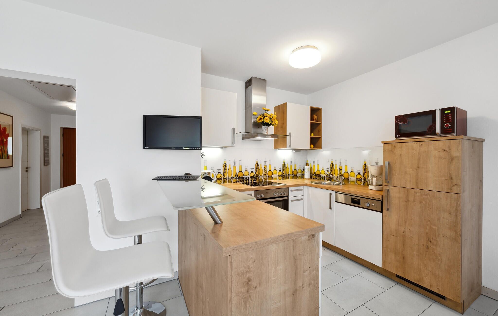 Frigorífico, placa de cocina, lavavajillas y cafetera o tetera