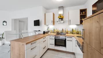 Fridge, microwave, stovetop, dishwasher