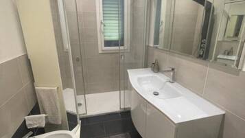 Doccia, vasca idromassaggio, asciugacapelli, bidet