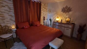 1 bedroom, bed sheets
