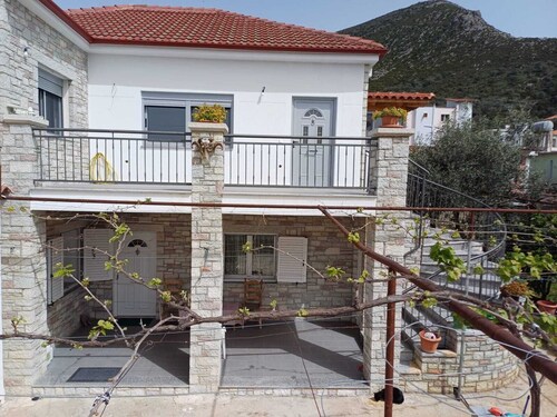 Quaint Village Getaway - Mountain & Ocean Views