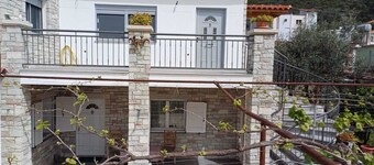 Quaint Village Getaway - Mountain & Ocean Views