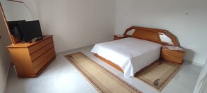 3 bedrooms, iron/ironing board, WiFi, bed sheets