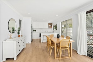 Dining - Casa Blanco | Pet friendly | Pay 2, Stay 3! (Mollymook Beach)