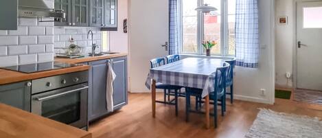 Fridge, oven, coffee/tea maker