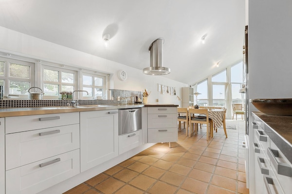 Kjøleskap, kokeplater, oppvaskmaskin og kaffetrakter/tekoker