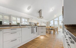 Fridge, stovetop, dishwasher, coffee/tea maker - Stunning home in Allingåbro with WiFi (Allingåbro)