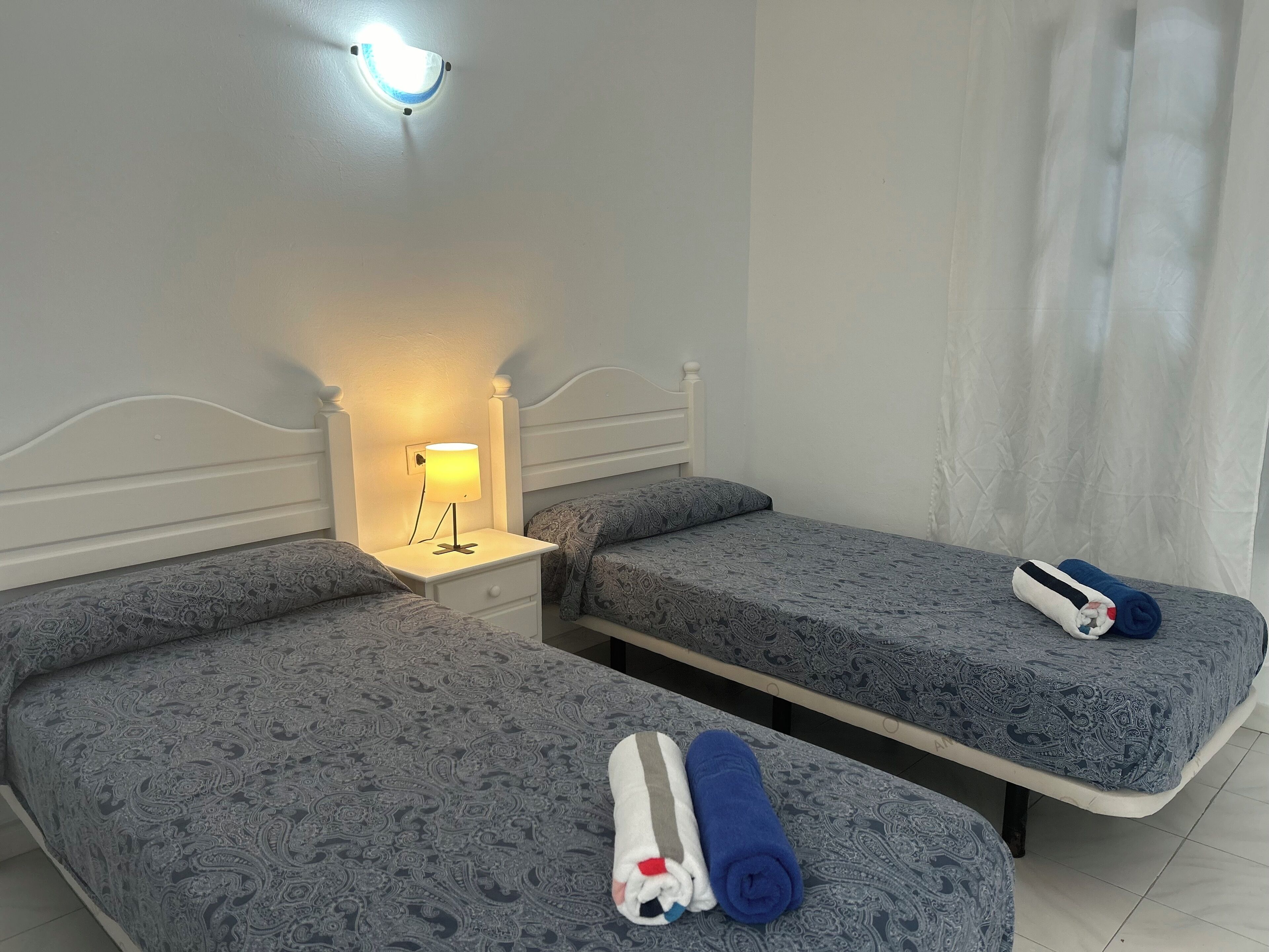 1 dormitorio, caja fuerte, tabla de planchar con plancha y cuna de viaje