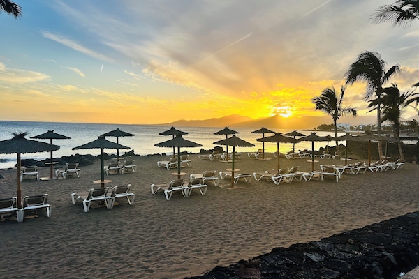 En la playa, camastros y toallas de playa