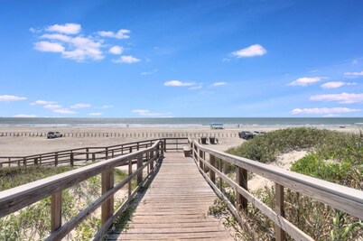 Coral Haven - Gulf Front Condo with beach views and boardwalk to beach