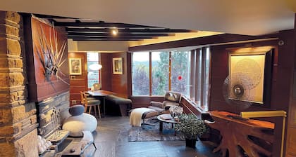 Nationally Registered Usonian Cottage at Lynn Hall by FLW's Fallingwater Builder