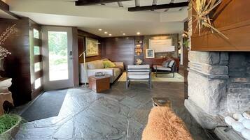 Smart TV, fireplace, books, stereo