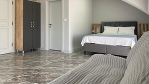 Familie-loftsleilighet, sjøutsikt | Oppholdsområde | En 25-tommers TV med førsteklasses TV-kanaler