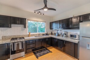 Fridge, oven, stovetop, coffee/tea maker - 2 BDR Ocean View Apt. in Pelada (Provincia de Guanacaste)