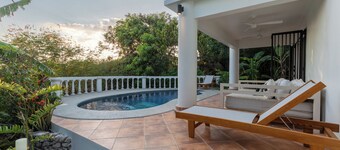 Inviting Apartment with Stunning Terrace & Daybed
