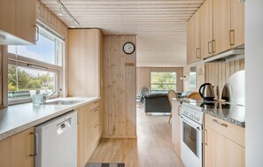 Kjøleskap, ovn, kokeplater og oppvaskmaskin