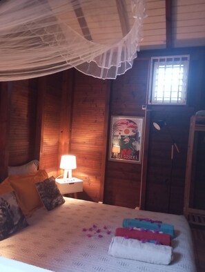 2 habitaciones, tabla de planchar con plancha y cuna de viaje 