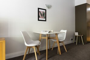 Dining - Cosy City Center studio w/ balcony (Auckland)
