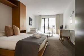 1 bedroom, bed sheets - Cosy City Center studio w/ balcony (Auckland)