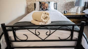 2 quartos, ferros/tábuas de passar roupa, berço de viagem