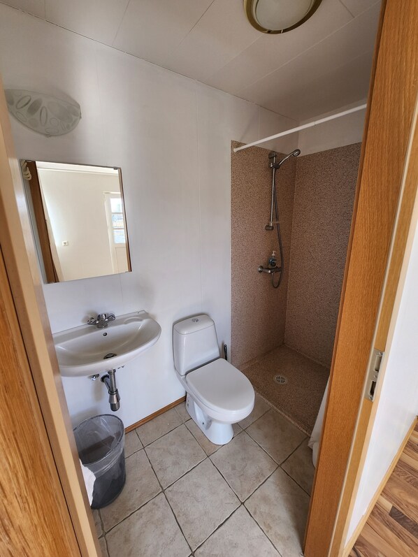 Bathroom - Fjós Guesthouse (Skagafjörour)