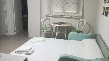 1 dormitori i planxa i posts de planxar