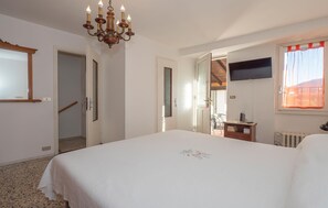 1 bedroom, bed sheets