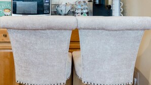 Una cocina con estación de café, que incluye cafetera, microondas y un letrero con motivos de café en la pared.
