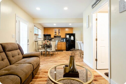 Spacious one Bedroom Apt with  private entrance