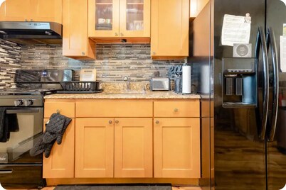 Spacious one Bedroom Apt with  private entrance