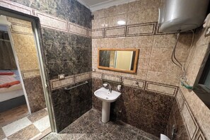 Doccia, bidet, asciugamani, sapone