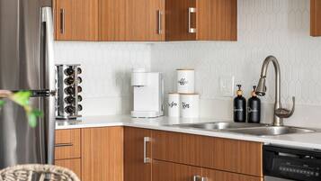 Frigorifero, microonde, forno, piano cottura