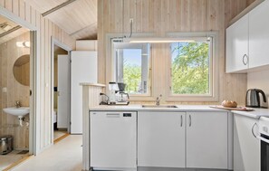 Frigorífico, placa de cocina, lavavajillas y cafetera o tetera