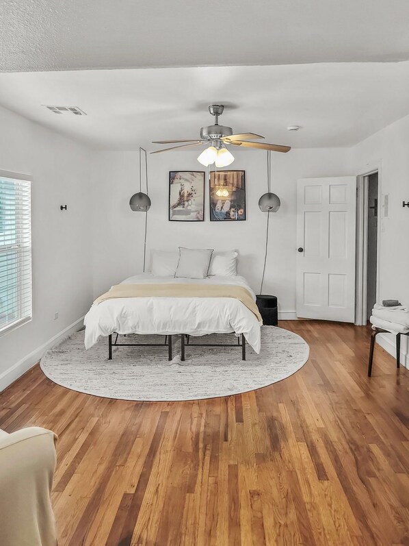 5 bedrooms, iron/ironing board, WiFi, bed sheets