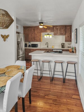 Fridge, microwave, oven, stovetop - Simply Get-A-Waco - HOT TUB, Sleeps 10+, 5-minute walk to Silos & Downtown Waco! (Waco)